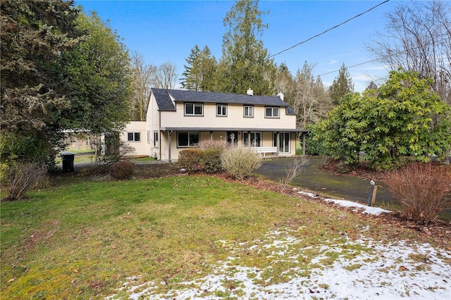 front of property featuring a front lawn