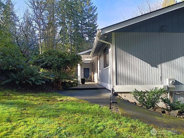 view of side of property featuring a yard