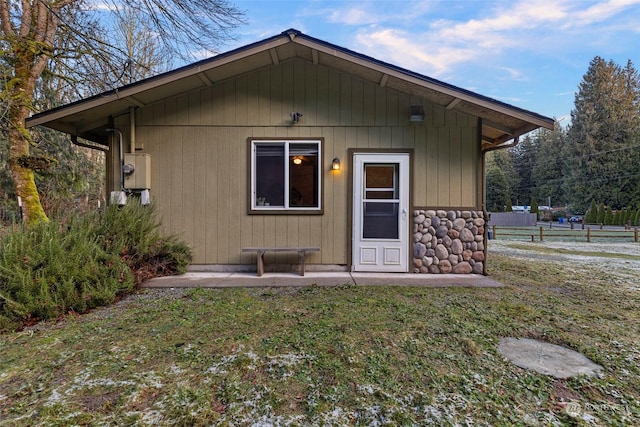 view of front facade featuring a front yard