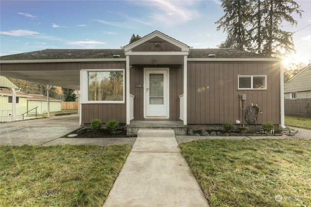 view of front of home with a front lawn and a carport