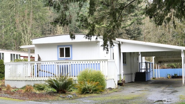 view of front of house featuring a carport and driveway