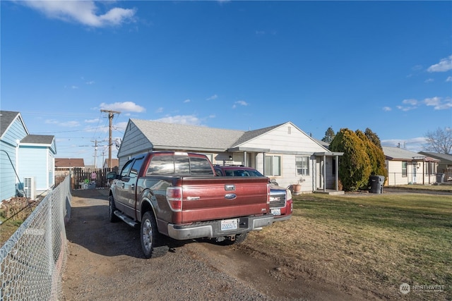 view of front of property featuring a front yard