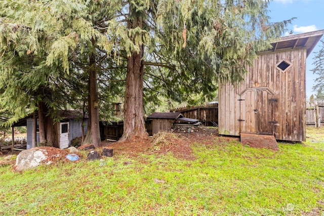 view of yard featuring a shed