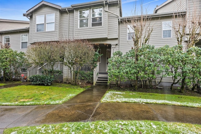 view of front of property featuring a front yard