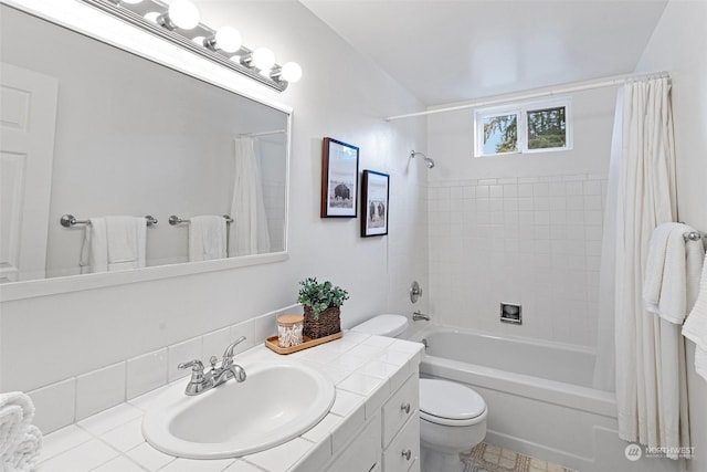 full bathroom featuring shower / tub combo with curtain, vanity, and toilet