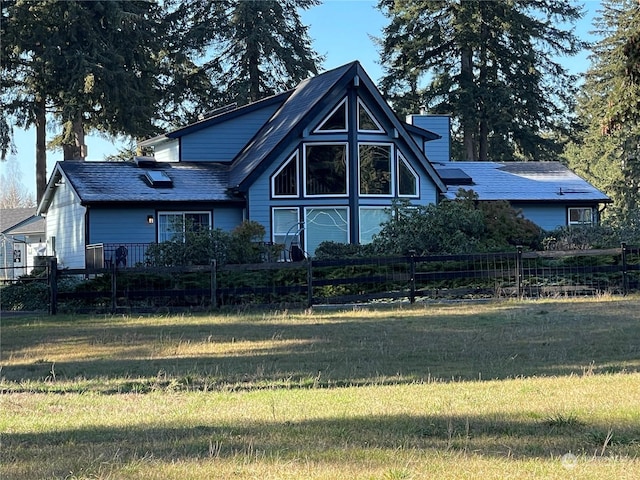 view of front of property featuring a front yard