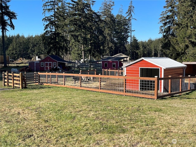 view of yard featuring an outdoor structure