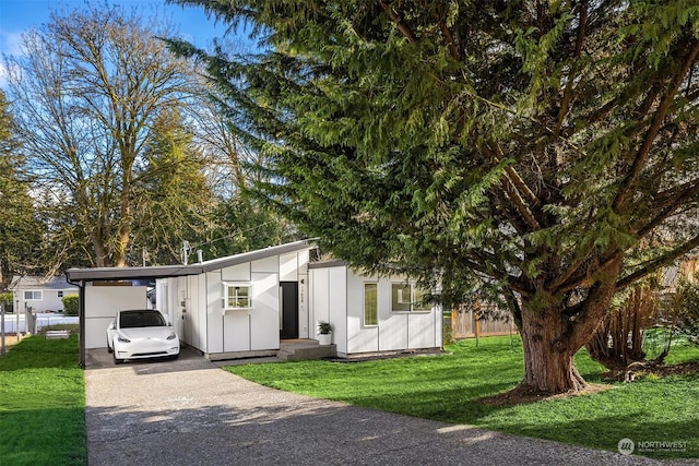 view of front facade featuring a carport and a front yard