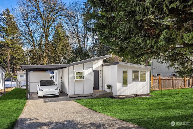 view of front facade featuring a carport and a front lawn