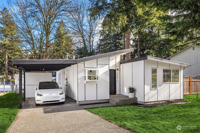 view of front of house featuring a front yard and a carport