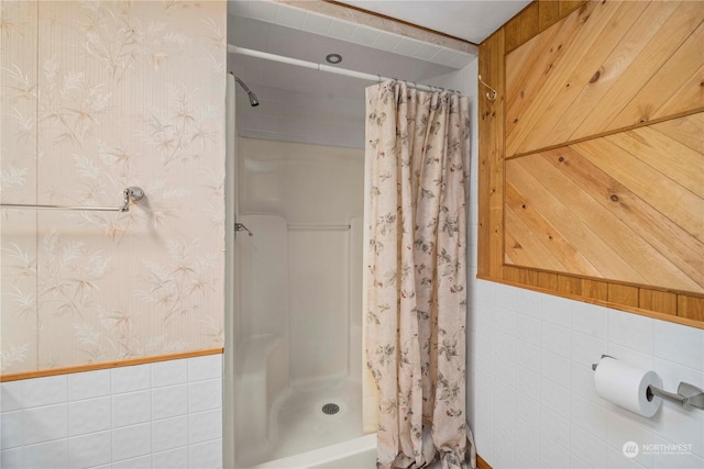 bathroom featuring curtained shower