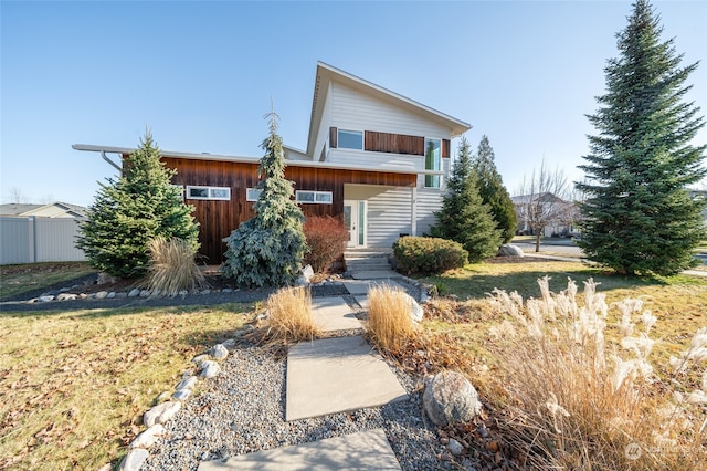 view of front of house featuring a front lawn