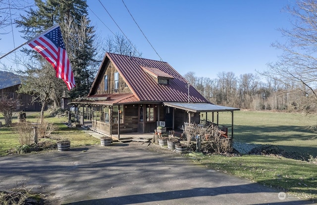 view of front of property featuring covered porch and a front yard