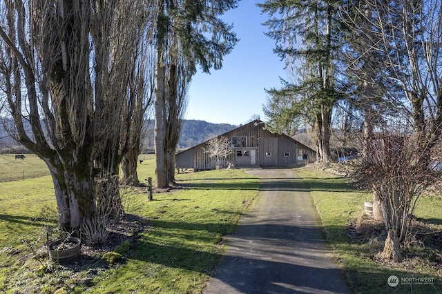 view of front of house featuring a front lawn