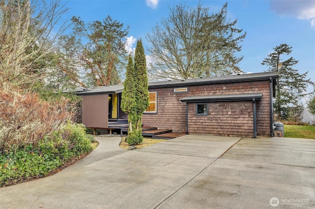 view of front of property with driveway