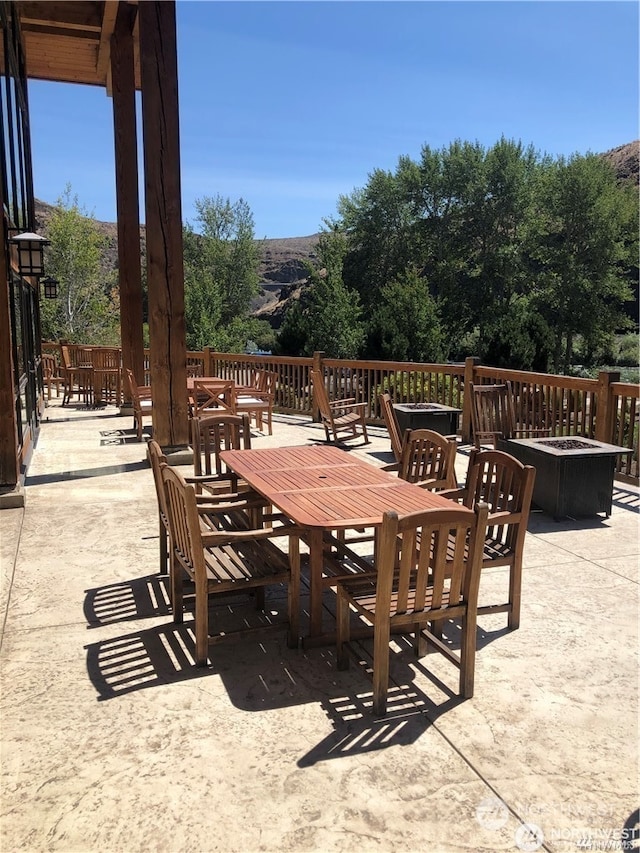 view of patio with an outdoor fire pit