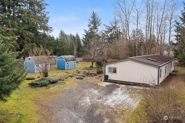 view of yard featuring a storage shed