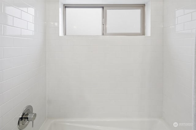 bathroom featuring tiled shower / bath combo