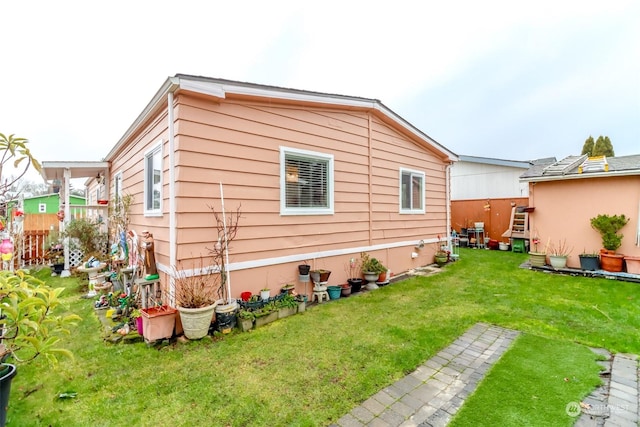 view of side of property featuring a lawn