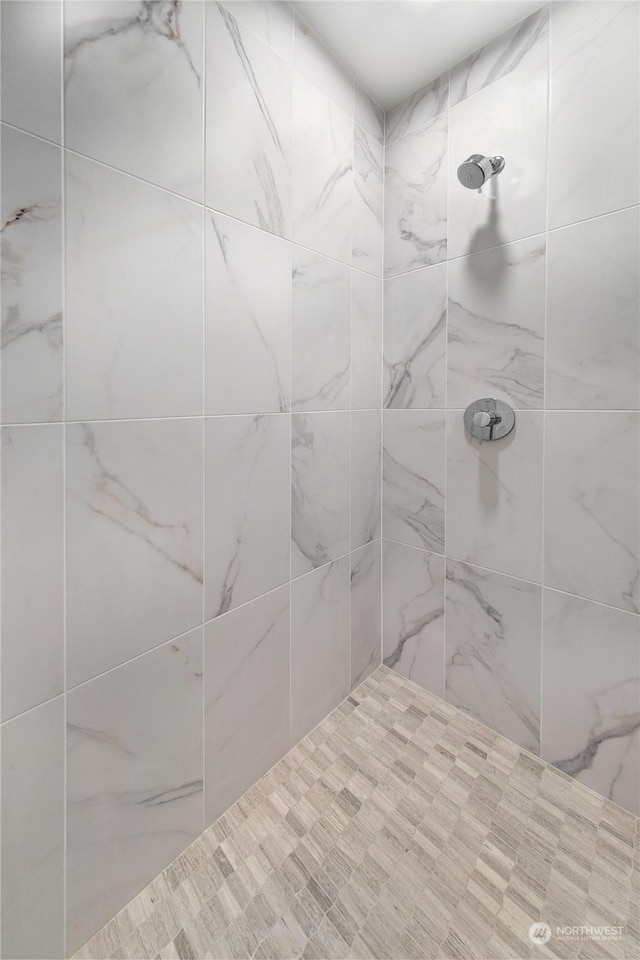 bathroom featuring a tile shower