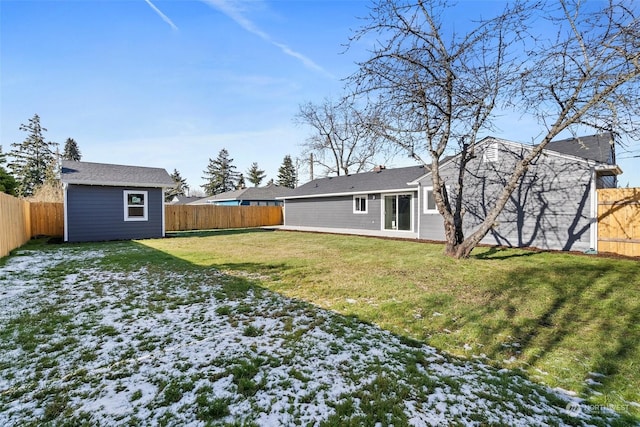 view of yard featuring an outbuilding