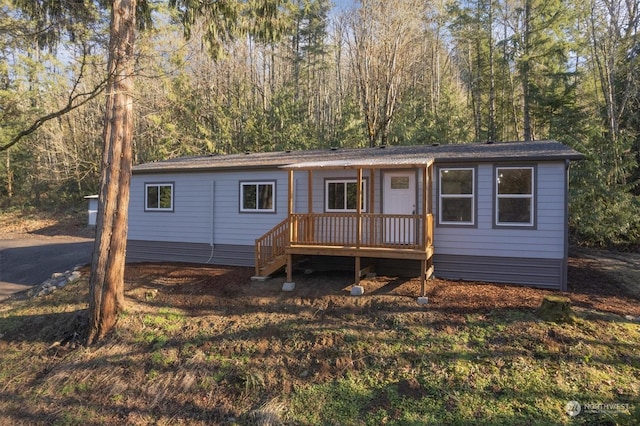 manufactured / mobile home featuring a wooden deck