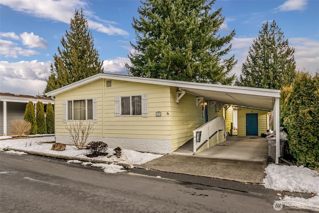 view of front of property featuring a carport