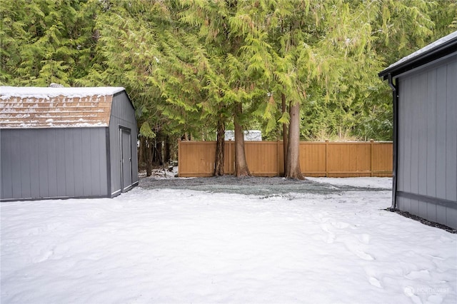 view of yard with a storage unit