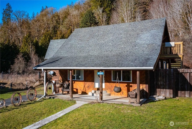 view of front of property with a front yard