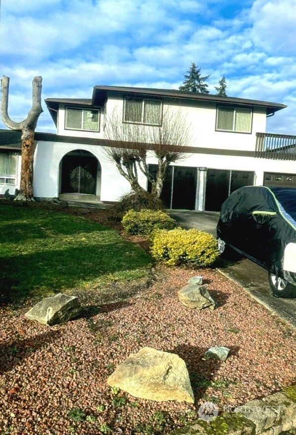 view of front facade with a front lawn