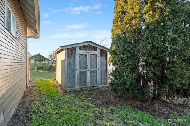 view of outdoor structure with a yard