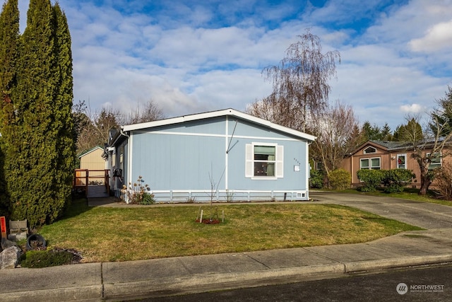 view of side of property featuring a yard