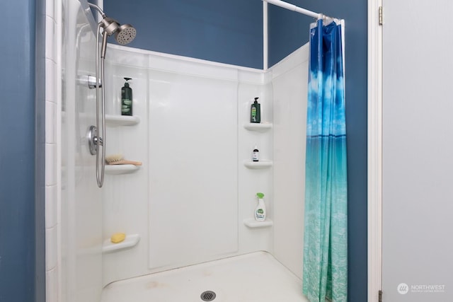 bathroom featuring a shower with shower curtain