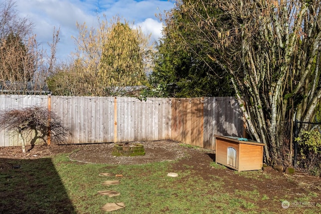 view of yard featuring a fire pit