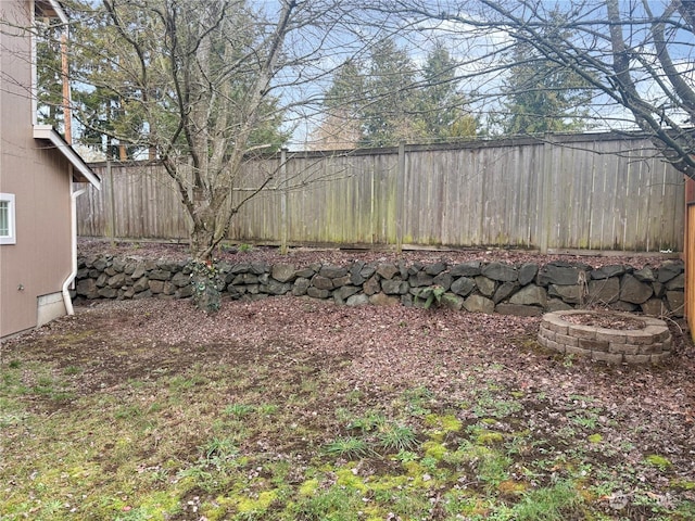 view of yard featuring an outdoor fire pit