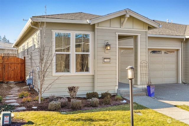 view of front facade featuring a garage and a front yard