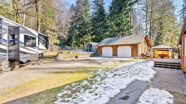 view of yard featuring a garage and an outdoor structure