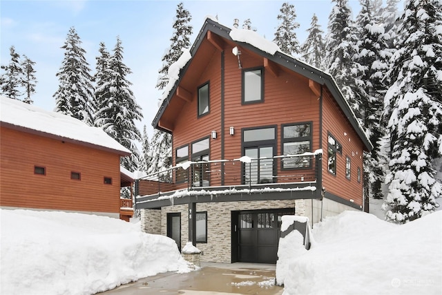 view of front of property featuring a garage