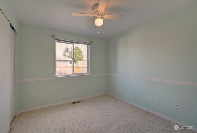 carpeted empty room featuring ceiling fan