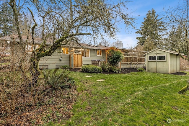 view of yard featuring a shed