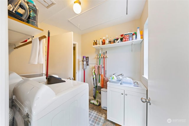 washroom featuring sink and washing machine and dryer