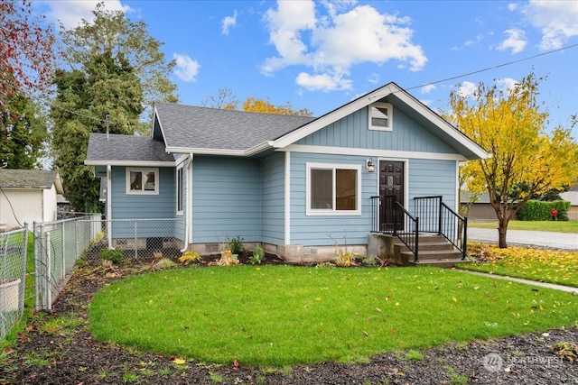 view of front of property featuring a front yard