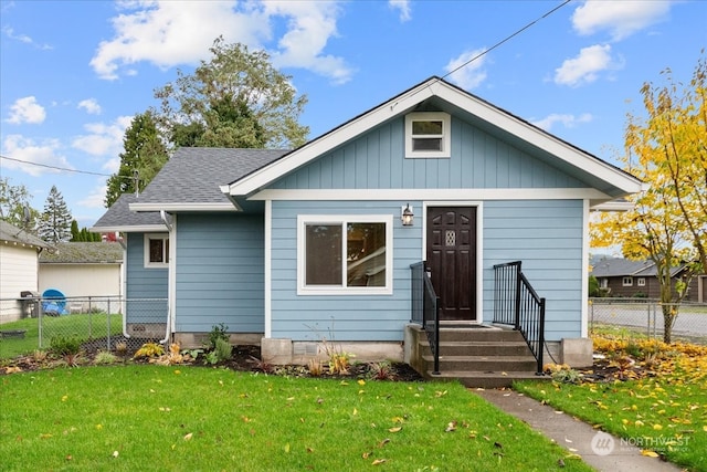 view of front of home featuring a front yard