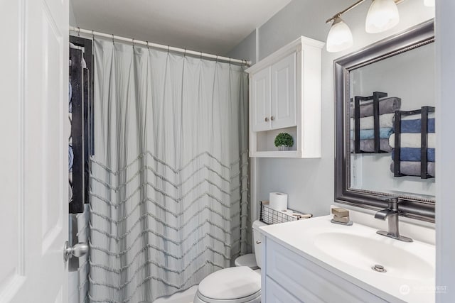 bathroom with a shower with curtain, vanity, and toilet