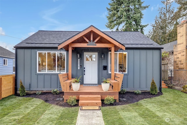 view of front of property featuring a front yard