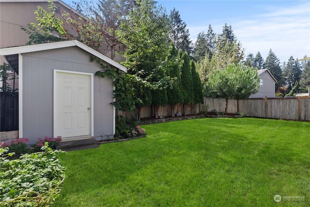 view of yard featuring an outbuilding