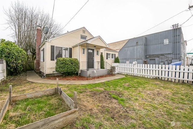 view of front of house featuring a front lawn