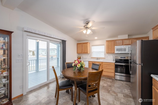 dining space featuring sink and ceiling fan