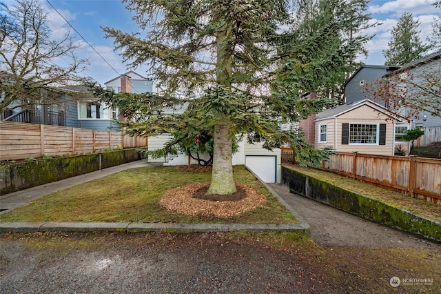 view of front facade with a front yard