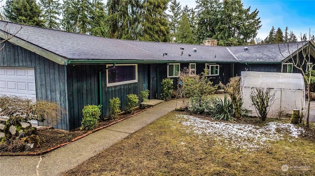 single story home featuring a garage